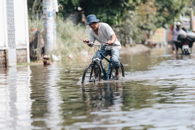 Sài Gòn không mưa, thành phố Thủ Đức vẫn ngập từ sáng đến trưa, dân bỏ nhà đi nơi khác - Ảnh 17.