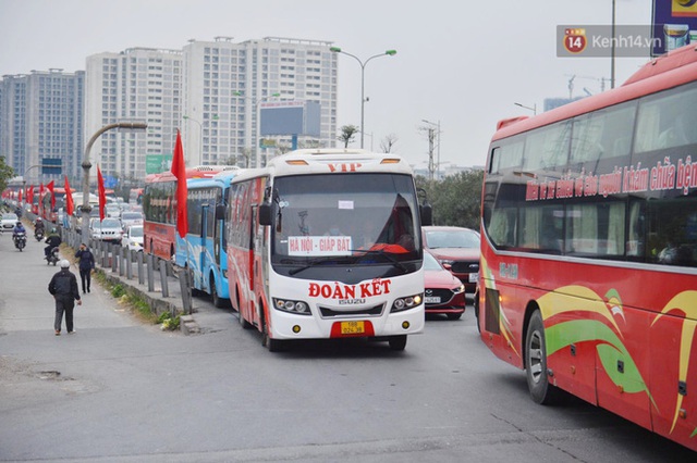 Chùm ảnh: Cửa ngõ Hà Nội ùn tắc kinh hoàng, các bến xe chật cứng người dân quay trở lại sau kỳ nghỉ Tết dương lịch - Ảnh 3.