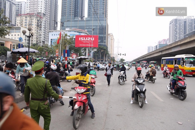 Chùm ảnh: Cửa ngõ Hà Nội ùn tắc kinh hoàng, các bến xe chật cứng người dân quay trở lại sau kỳ nghỉ Tết dương lịch - Ảnh 23.