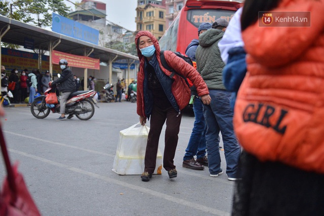 Chùm ảnh: Cửa ngõ Hà Nội ùn tắc kinh hoàng, các bến xe chật cứng người dân quay trở lại sau kỳ nghỉ Tết dương lịch - Ảnh 35.
