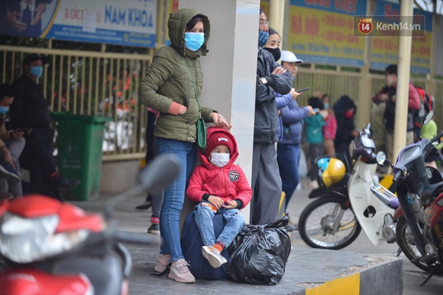 Chùm ảnh: Cửa ngõ Hà Nội ùn tắc kinh hoàng, các bến xe chật cứng người dân quay trở lại sau kỳ nghỉ Tết dương lịch - Ảnh 54.