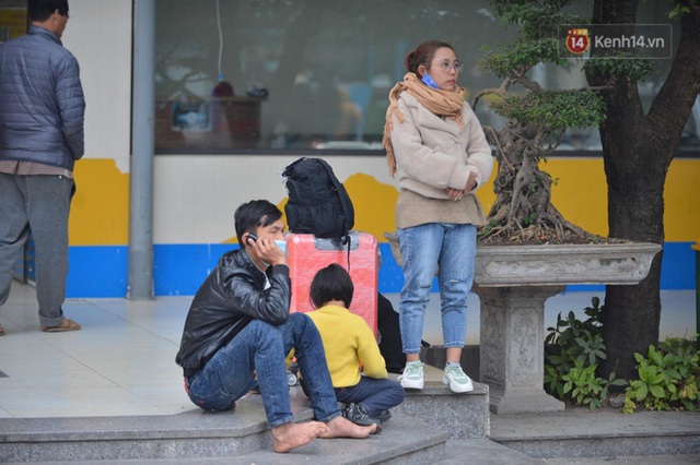 Chùm ảnh: Cửa ngõ Hà Nội ùn tắc kinh hoàng, các bến xe chật cứng người dân quay trở lại sau kỳ nghỉ Tết dương lịch - Ảnh 55.