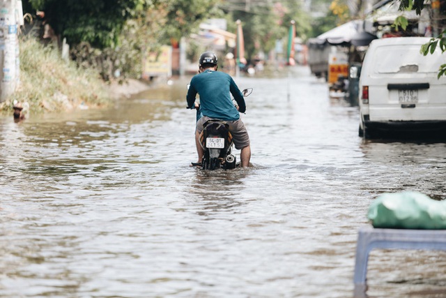 Sài Gòn không mưa, thành phố Thủ Đức vẫn ngập từ sáng đến trưa, dân bỏ nhà đi nơi khác - Ảnh 10.