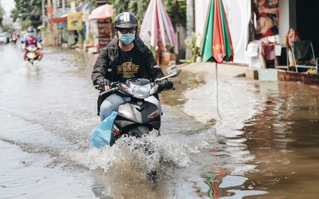 Sài Gòn không mưa, thành phố Thủ Đức vẫn ngập từ sáng đến trưa, dân bỏ nhà đi nơi khác