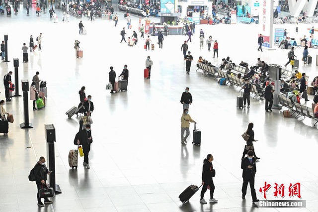 Xuân vận ảm đạm ở Trung Quốc: Bến xe, nhà ga mọi năm ngập trong biển người nay hiu quạnh không ngờ và hành động ấm lòng cho người ăn Tết tại chỗ - Ảnh 1. Xuân vận ảm đạm ở Trung Quốc: Bến xe, nhà ga mọi năm ngập trong biển người nay hiu quạnh không ngờ và hành động ấm lòng cho người ăn Tết tại chỗ - Ảnh 1.