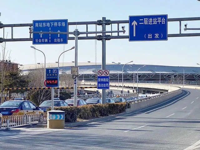 Xuân vận ảm đạm ở Trung Quốc: Bến xe, nhà ga mọi năm ngập trong biển người nay hiu quạnh không ngờ và hành động ấm lòng cho người ăn Tết tại chỗ - Ảnh 3. Xuân vận ảm đạm ở Trung Quốc: Bến xe, nhà ga mọi năm ngập trong biển người nay hiu quạnh không ngờ và hành động ấm lòng cho người ăn Tết tại chỗ - Ảnh 3.