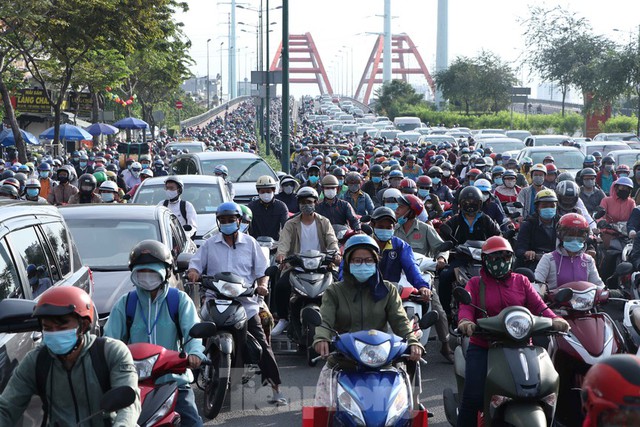 Cửa ngõ Sài Gòn kẹt xe kinh hoàng ngày làm việc đầu năm 2021 - Ảnh 1.