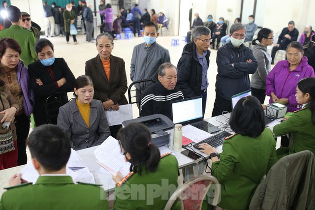 Ngày đầu tiên năm mới cấp thẻ căn cước gắn chíp điện tử cho nhân dân Thủ đô Hà Nội - Ảnh 2.
