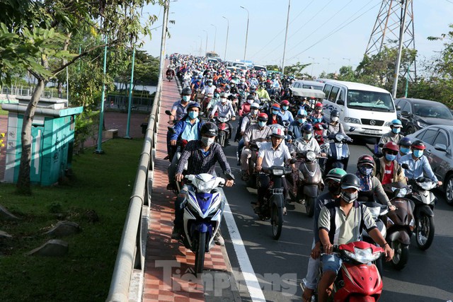 Cửa ngõ Sài Gòn kẹt xe kinh hoàng ngày làm việc đầu năm 2021 - Ảnh 11.