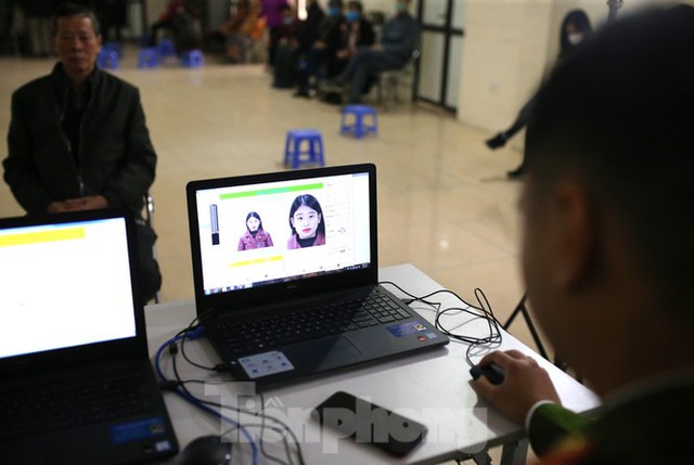 Ngày đầu tiên năm mới cấp thẻ căn cước gắn chíp điện tử cho nhân dân Thủ đô Hà Nội - Ảnh 12.