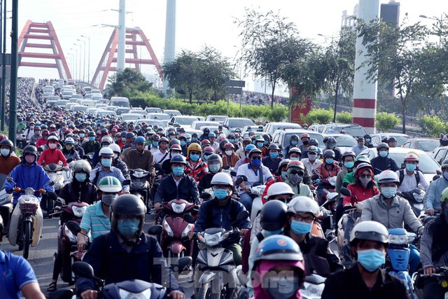 Cửa ngõ Sài Gòn kẹt xe kinh hoàng ngày làm việc đầu năm 2021 - Ảnh 13.