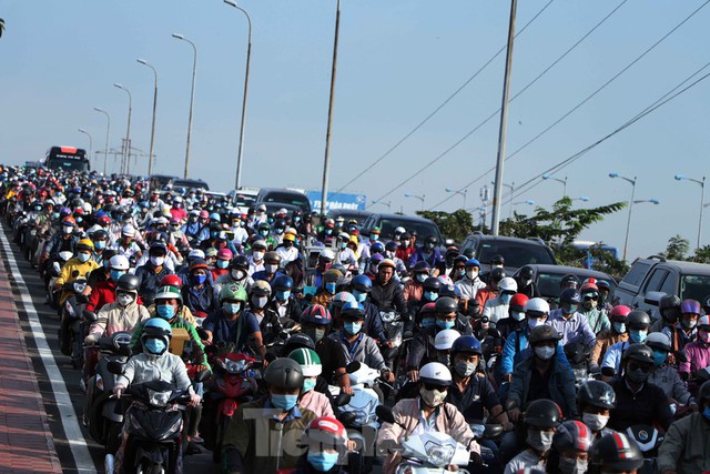 Cửa ngõ Sài Gòn kẹt xe kinh hoàng ngày làm việc đầu năm 2021 - Ảnh 3.