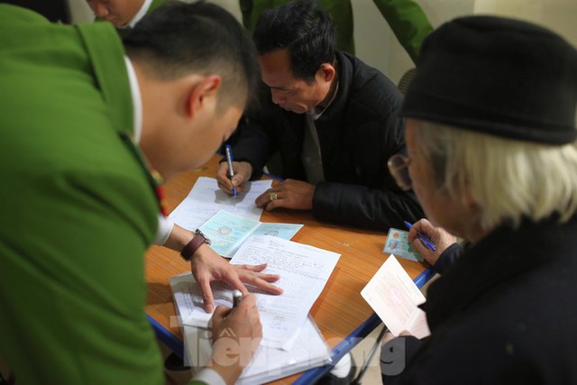 Ngày đầu tiên năm mới cấp thẻ căn cước gắn chíp điện tử cho nhân dân Thủ đô Hà Nội - Ảnh 3.