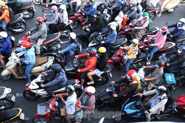 Cửa ngõ Sài Gòn kẹt xe kinh hoàng ngày làm việc đầu năm 2021 - Ảnh 6.