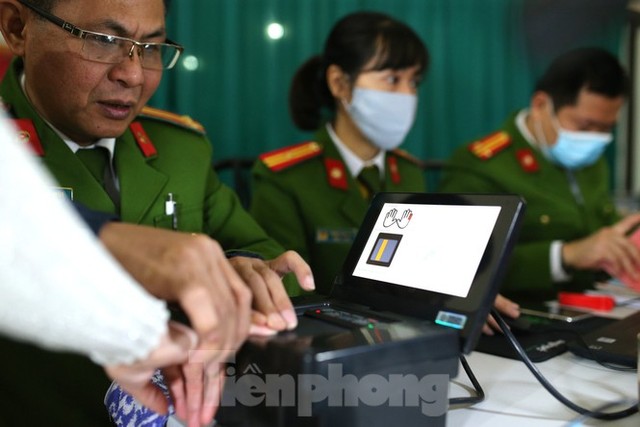 Ngày đầu tiên năm mới cấp thẻ căn cước gắn chíp điện tử cho nhân dân Thủ đô Hà Nội - Ảnh 7.