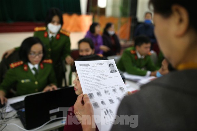 Ngày đầu tiên năm mới cấp thẻ căn cước gắn chíp điện tử cho nhân dân Thủ đô Hà Nội - Ảnh 9.