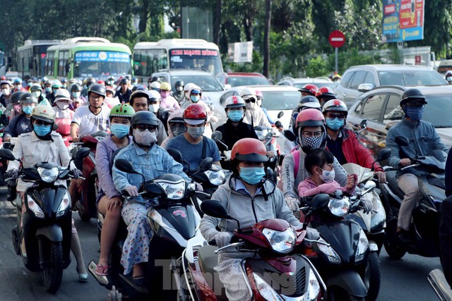 Cửa ngõ Sài Gòn kẹt xe kinh hoàng ngày làm việc đầu năm 2021 - Ảnh 10.