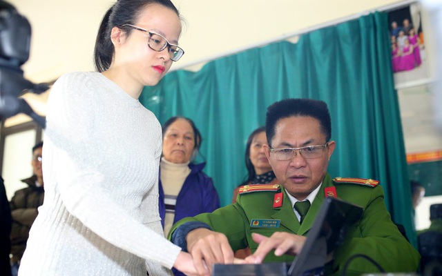 Ngày đầu tiên năm mới cấp thẻ căn cước gắn chíp điện tử cho nhân dân Thủ đô Hà Nội