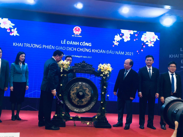 Bộ trưởng Đinh Tiến Dũng đánh cồng khai trương phiên giao dịch chứng khoán đầu năm 2021 tại HNX - Ảnh 1. Bộ trưởng Đinh Tiến Dũng đánh cồng khai trương phiên giao dịch chứng khoán đầu năm 2021 tại HNX - Ảnh 1.