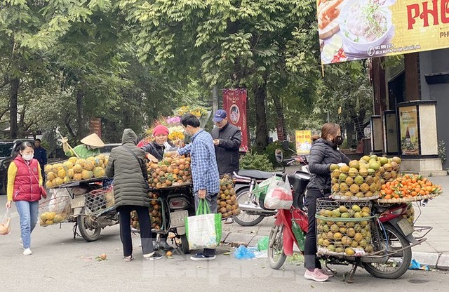 Hà Nội tái diễn chợ cóc tự phát khi Tết Nguyên đán cận kề - Ảnh 2.