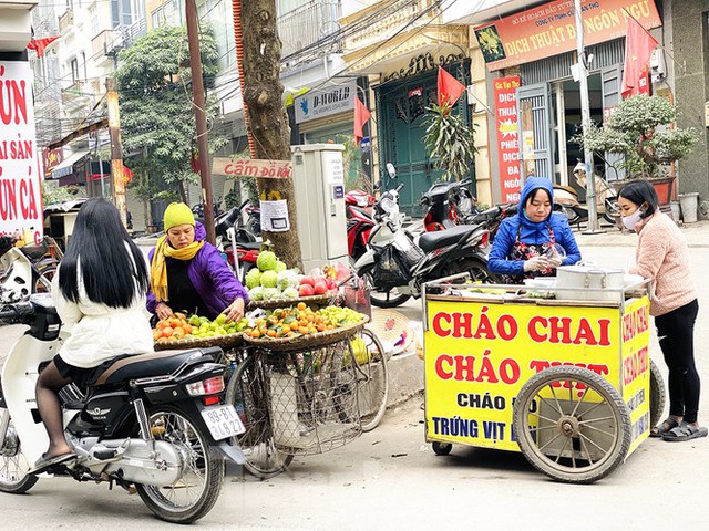 Hà Nội tái diễn chợ cóc tự phát khi Tết Nguyên đán cận kề - Ảnh 11.