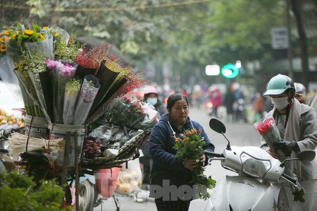 Hà Nội tái diễn chợ cóc tự phát khi Tết Nguyên đán cận kề - Ảnh 7.