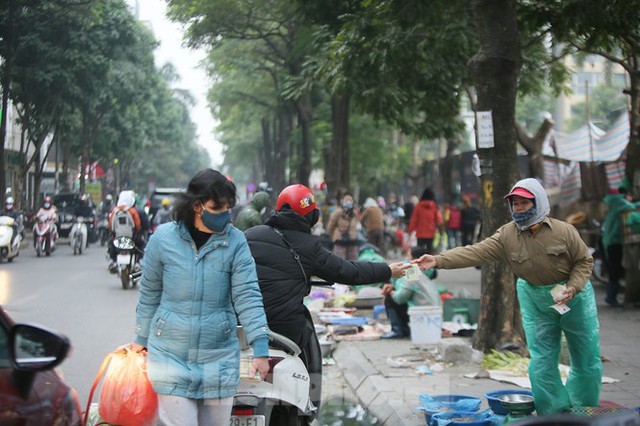 Hà Nội tái diễn chợ cóc tự phát khi Tết Nguyên đán cận kề - Ảnh 9.