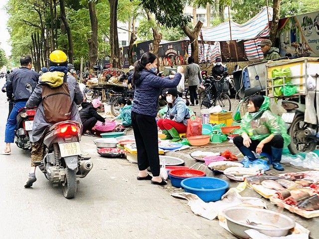 Hà Nội tái diễn chợ cóc tự phát khi Tết Nguyên đán cận kề - Ảnh 10.