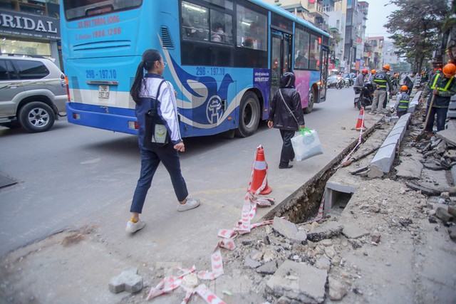 Phố siêu tắc Khâm Thiên lại đào xới, lát hè dịp cận Tết - Ảnh 12.