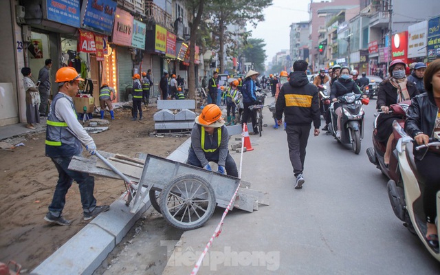 Phố 'siêu tắc' Khâm Thiên lại đào xới, lát hè dịp cận Tết