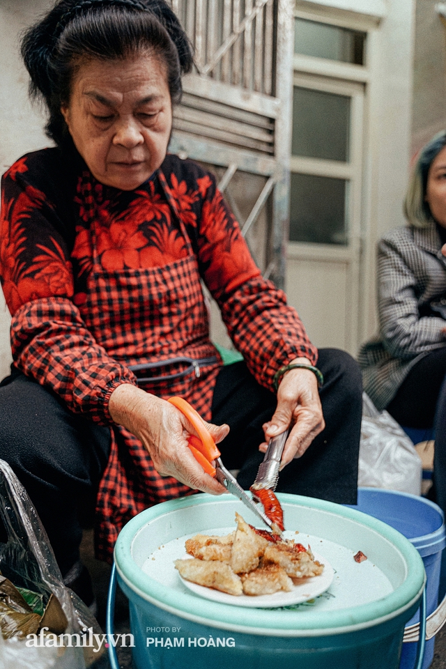 Hàng bánh chưng rán nức tiếng ngõ chợ Thanh Hà: Qua 2 thế hệ và gần một thế kỷ vẫn vẹn nguyên hương vị thời thơ ấu, bí quyết gói gọn trong miếng mỡ gà và chiếc mâm nhôm - Ảnh 3.