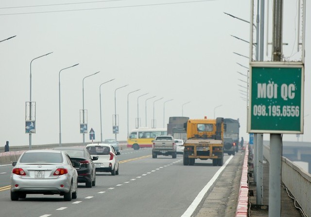 Hàng đoàn ô tô nối đuôi nhau lên cầu Thăng Long trong ngày thông cầu - Ảnh 3.