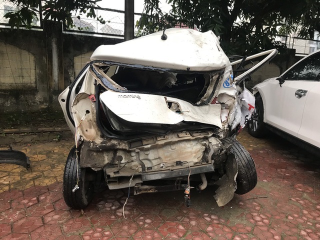  Vụ xe bán tải tông bẹp dúm taxi chờ đèn đỏ: Nữ hành khách tử vong sau 1 ngày cấp cứu - Ảnh 4.