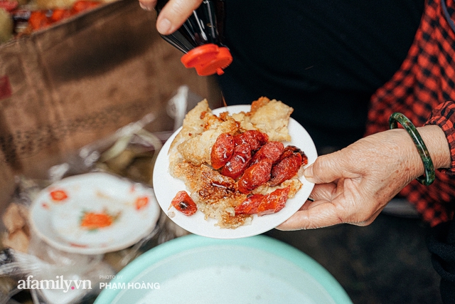 Hàng bánh chưng rán nức tiếng ngõ chợ Thanh Hà: Qua 2 thế hệ và gần một thế kỷ vẫn vẹn nguyên hương vị thời thơ ấu, bí quyết gói gọn trong miếng mỡ gà và chiếc mâm nhôm - Ảnh 5.