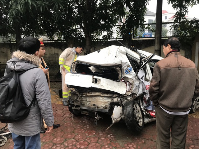  Vụ xe bán tải tông bẹp dúm taxi chờ đèn đỏ: Nữ hành khách tử vong sau 1 ngày cấp cứu - Ảnh 6.