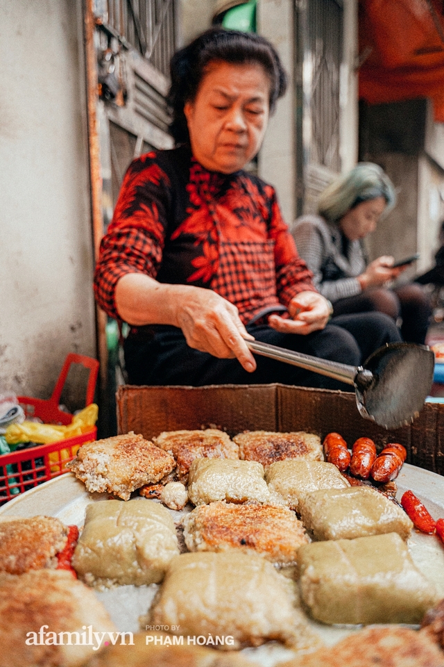 Hàng bánh chưng rán nức tiếng ngõ chợ Thanh Hà: Qua 2 thế hệ và gần một thế kỷ vẫn vẹn nguyên hương vị thời thơ ấu, bí quyết gói gọn trong miếng mỡ gà và chiếc mâm nhôm - Ảnh 8.