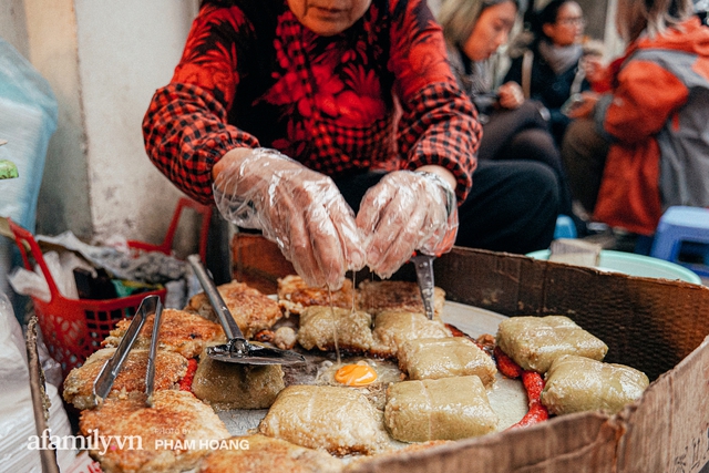 Hàng bánh chưng rán nức tiếng ngõ chợ Thanh Hà: Qua 2 thế hệ và gần một thế kỷ vẫn vẹn nguyên hương vị thời thơ ấu, bí quyết gói gọn trong miếng mỡ gà và chiếc mâm nhôm - Ảnh 9.