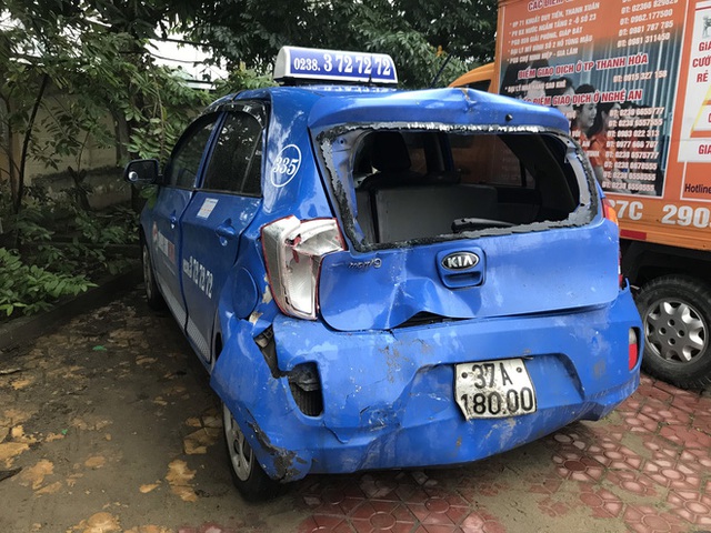  Vụ xe bán tải tông bẹp dúm taxi chờ đèn đỏ: Nữ hành khách tử vong sau 1 ngày cấp cứu - Ảnh 9.