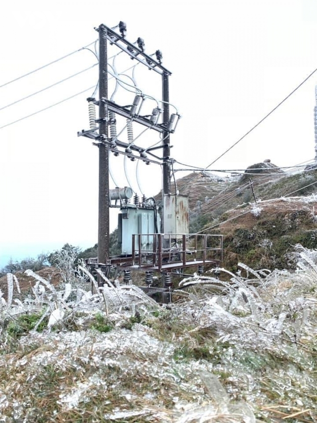 Những người “đu dây” gõ băng tuyết, đảm bảo lưới điện hoạt động trong giá lạnh - Ảnh 2.