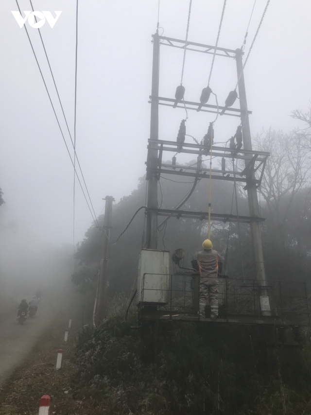 Những người “đu dây” gõ băng tuyết, đảm bảo lưới điện hoạt động trong giá lạnh - Ảnh 7.