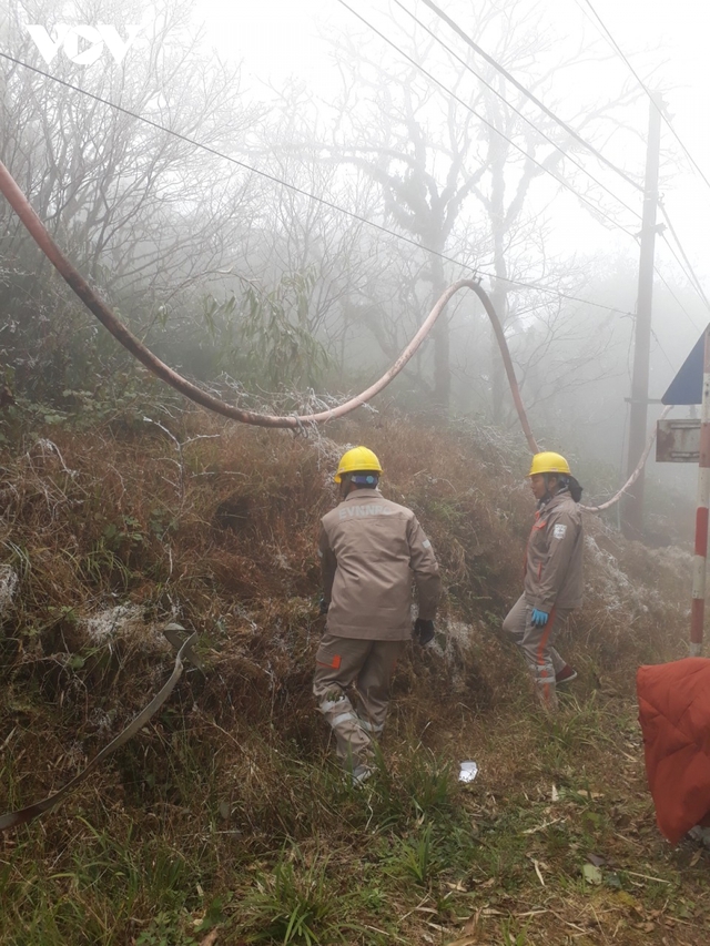 Những người “đu dây” gõ băng tuyết, đảm bảo lưới điện hoạt động trong giá lạnh - Ảnh 8.