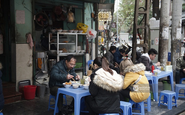 Chùm ảnh: Hà Nội rét kỷ lục, chạm ngưỡng 10 độ nhưng quán xá vẫn tấp nập, dân tình xì xụp ăn uống đủ các món mùa đông