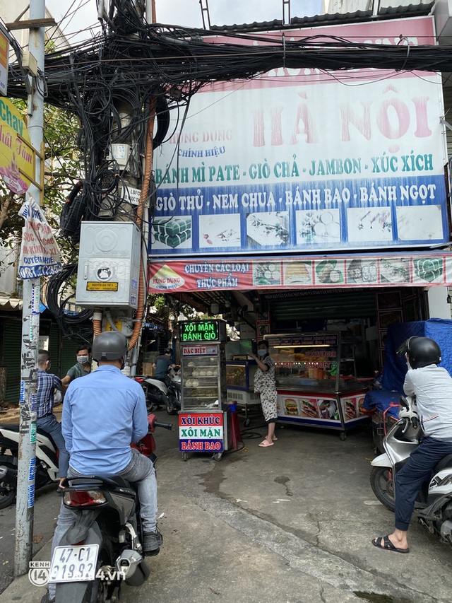Sài Gòn sáng ngày đầu tiên nới lỏng giãn cách: Hàng quán mở lại nhưng thưa thớt, người dân đổ ra đường đi mua đồ ăn - Ảnh 2.