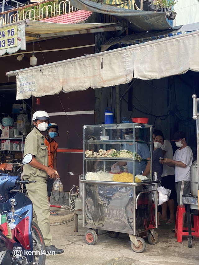 Sài Gòn sáng ngày đầu tiên nới lỏng giãn cách: Hàng quán mở lại nhưng thưa thớt, người dân đổ ra đường đi mua đồ ăn - Ảnh 11.