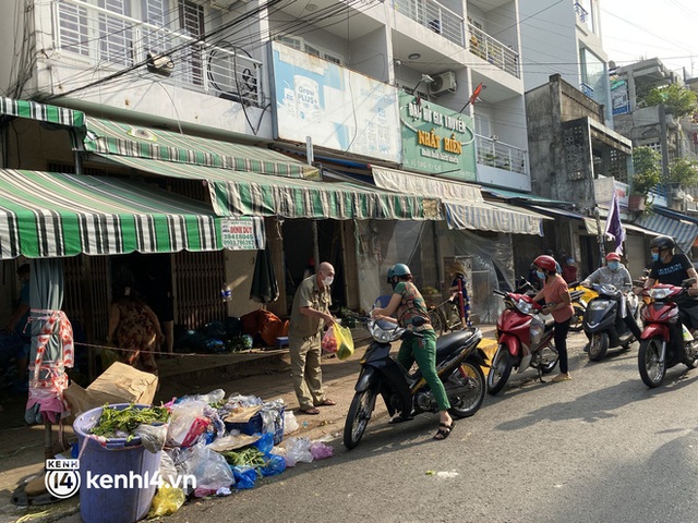 Sài Gòn sáng ngày đầu tiên nới lỏng giãn cách: Hàng quán mở lại nhưng thưa thớt, người dân đổ ra đường đi mua đồ ăn - Ảnh 15.