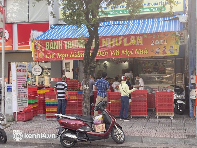 Sài Gòn sáng ngày đầu tiên nới lỏng giãn cách: Hàng quán mở lại nhưng thưa thớt, người dân đổ ra đường đi mua đồ ăn - Ảnh 16.