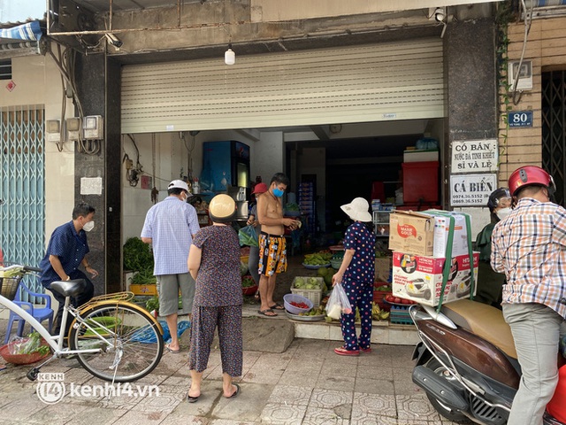 Sài Gòn sáng ngày đầu tiên nới lỏng giãn cách: Hàng quán mở lại nhưng thưa thớt, người dân đổ ra đường đi mua đồ ăn - Ảnh 17.