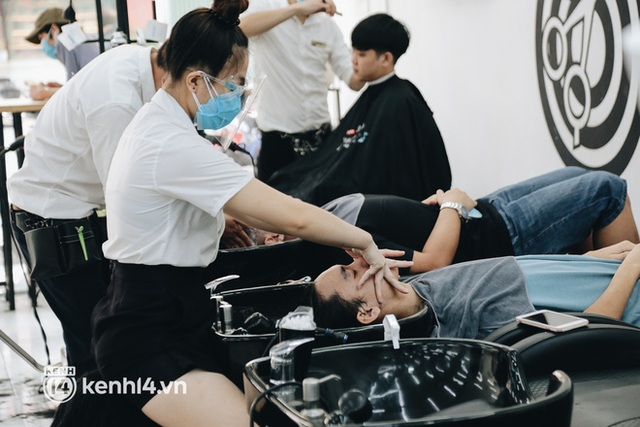 Ảnh: Người Sài Gòn ngồi chờ cả tiếng để được cắt tóc, làm đẹp sau hơn 4 tháng giãn cách - Ảnh 18.