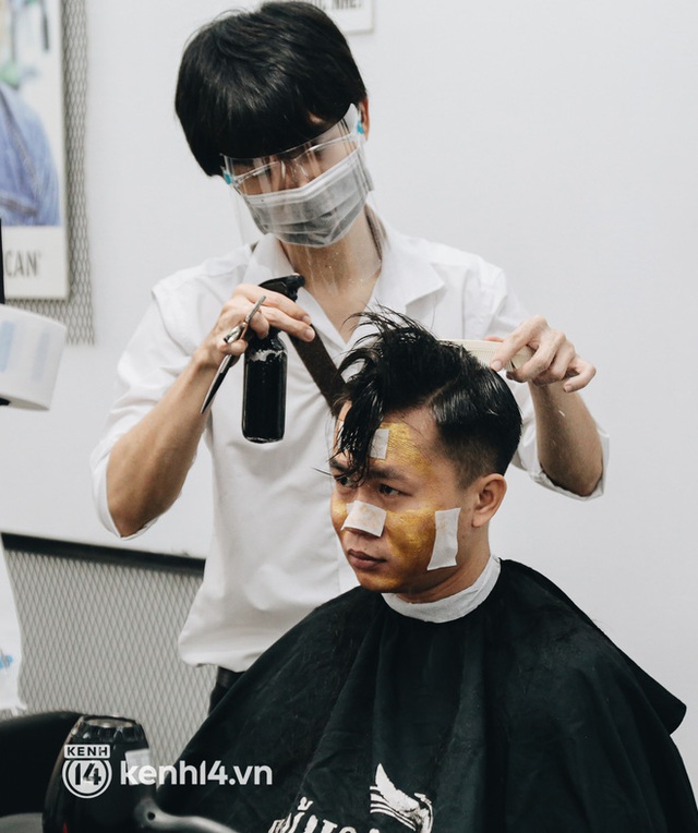 Ảnh: Người Sài Gòn ngồi chờ cả tiếng để được cắt tóc, làm đẹp sau hơn 4 tháng giãn cách - Ảnh 19.