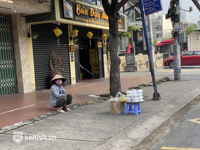 Sài Gòn sáng ngày đầu tiên nới lỏng giãn cách: Hàng quán mở lại nhưng thưa thớt, người dân đổ ra đường đi mua đồ ăn - Ảnh 3.